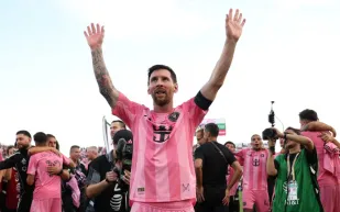 تمثال ميسي العملاق في الهند يخطف الأنظار ويثير الجدل! (فيديو)