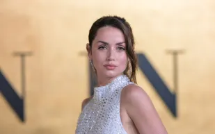 آنا دي أرماس تستكشف جدة التاريخية وتحتفي بإبداع مهرجان البحر الأحمر السينمائي