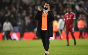 بعد جلوسه احتياطيًا لـ3 مباريات.. هل يودع صلاح ليفربول؟ 