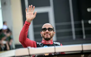 لويس هاميلتون يكشف أسرار تدريبه البدني والعقلي قبل السباقات