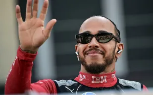 هل اقترب الانفصال؟ مدير فيراري السابق يشكك في مستقبل هاميلتون مع الفريق