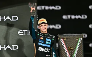 لاندو نوريس يحتفل بلقب الفورمولا 1 بخوذة ذهبية مميزة (فيديو)