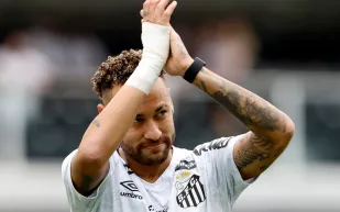 قناع نيمار للتخفّي في نيويورك لم يحمه من عدسات المصوّرين (صور) 