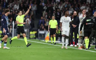 قبل طرده من مواجهة ريال مدريد وسيلتا فيغو.. ماذا قال كاريراس للحكم؟