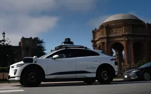 أزمة سيارات الأجرة الذاتية: انقطاع الكهرباء يفضح ثغرات أنظمة القيادة الآلية (فيديو)