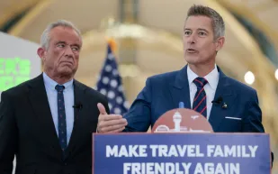 مشهد غير مألوف في المطار.. وزيران أمريكيان يتسابقان على العقلة (فيديو)