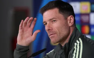 تشابي ألونسو يعلّق على أزمة محمد صلاح ومدرب ليفربول