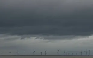 أمواج عاتية من عاصفة برام تضرب سائقي السيارات في شوارع بريطانيا (فيديو)