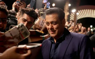 سلمان خان يشارك جمهوره جانبًا فنيًا جديدًا بعيد ميلاده (فيديو)