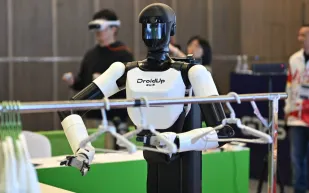 خبراء يحذرون من الفجوة بين الطموح والواقع في صناعة الروبوتات البشرية