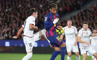 لامين يامال تحت الضغط.. مشهد مثير للجدل في فوز برشلونة على أوساسونا (فيديو)