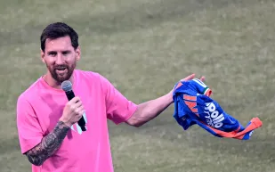 ميسي يودّع الهند بجولة شرفية حافلة بالمشاعر في نيودلهي (فيديو)