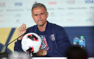 باريس سان جيرمان يقدّم عرضًا قياسيًا لإنريكي ليصبح الأعلى أجرًا في العالم