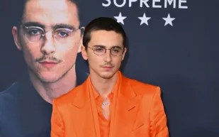 تيموثي شالاميه يجبر على ارتداء نظارة طبية لاجل هذا الدور (فيديو)