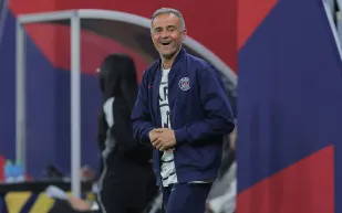 بعد الهيمنة الأوروبية.. باريس سان جيرمان يدرس تكريم لويس إنريكي بعقد غير مسبوق