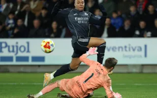 باريس سان جيرمان يختار أسلوبًا غريبًا مع كيليان مبابي