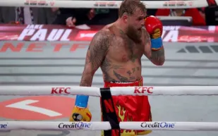 رغم فكه المكسور.. رسالة مؤثرة من جيك بول لدعم خطيبته