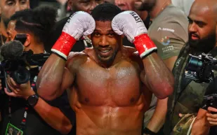 تفاصيل إصابة الملاكم أنتوني جوشوا في حادث سير بنيجيريا (فيديو)