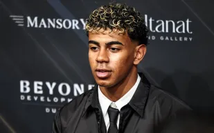 لامين يامال يشعل أجواء جلوب سوكر بتجربة رالي داكار في دبي (فيديو)