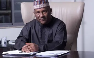 ملياردير أفريقي يكافئ موظفيه بـ 20.7 مليون دولار