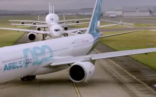 عرض جوي مبهر.. إيرباص تجمع أيقوناتها في تشكيل واحد (فيديو)