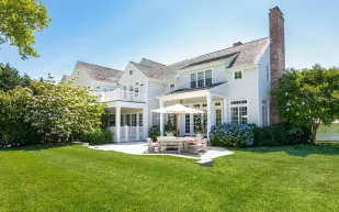 قصر أليك بالدوين في هامبتونز يعود إلى السوق… تفاصيل مذهلة وسعر جديد