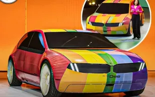 بي إم دبليو تكشف عن i Vision Dee: سيارة كهربائية مستقبلية ذكية بهيكل متغير اللون