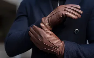 أناقة يدوية: القفّازات الرجالية بين الصوف والجلد المضفّر الفاخر