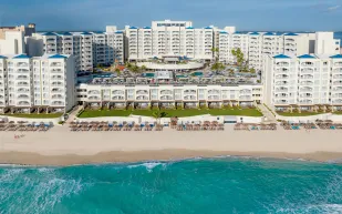 على ضفاف الفيروز: هيلتون كانكون يكتب معنى جديدًا للترف البحريّ