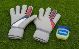 لماذا ظهر الفازلين بجانب مرمى كريستال بالاس؟