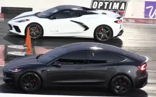 اختبار حاسم بين تسلا وكورفيت C8.. من حسم سباق الربع ميل؟ (فيديو)