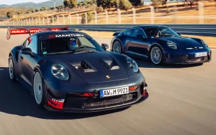 بورشه 911 GT3 2025: مقارنة بين النسختين Touring وManthey RS.. أيهما تختار؟