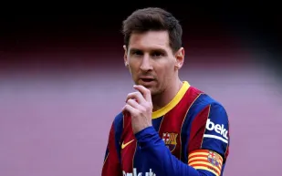 جماهير برشلونة تكافئ ليونيل ميسي خلال مواجهة أتليتكو مدريد.. شاهد ما فعلته (فيديو)