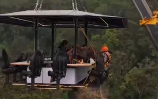 تجربة عشاء بين السحاب تنقلب لكابوس.. عائلة تعلق على طاولة مرتفعة 