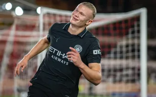 هالاند يتحول إلى بابا نويل ويوزع البهجة على أطفال مانشستر (فيديو)