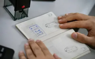 الجوازات تحدد شروط مغادرة المقيم للمملكة