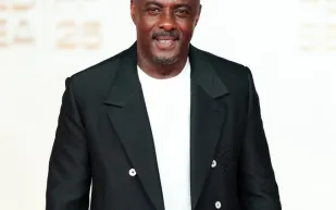 إدريس إلبا يتألق بإطلالة فريدة في مهرجان البحر الأحمر السينمائي