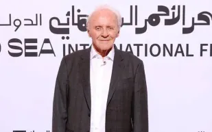 من قلب البحر الأحمر السينمائي.. أنتوني هوبكنز يتحدث عن استقباله في السعودية (فيديو)