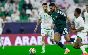 السعودية تهزم عُمان بثنائية مثيرة في افتتاح كأس العرب 2025 (فيديو)