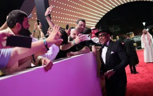 السجادة الحمراء بين يديك.. اكتشف جدول فعاليات منطقة الجماهير في مهرجان البحر الأحمر