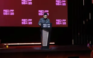 أمير المصري يحصد جائزة Vanguard العالمية بمهرجان البحر الأحمر السينمائي