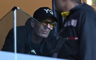 زيدان الأب يسرق الأضواء بحضور أول مباراة لابنه في كأس أمم إفريقيا 2025