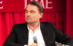 خلف الكواليس: دي كابريو يفتح قلبه عن العائلة وموقف مرح مع براد بيت (فيديو)