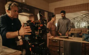 خطوة نوعية للسينما السعودية: بدء تصوير فيلم "العيون الساهرة" بإخراج عالمي