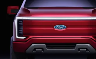 ليست كهربائية بالكامل.. فورد تكشف عن نسخة جديدة من F-150 Lightning