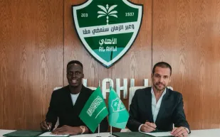 الأهلي يؤمن دفاعه بتجديد عقد حارس المرمى إدوارد ميندي