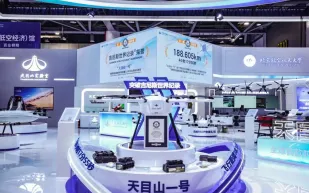 درون هيدروجيني صيني يحلق 4 ساعات متواصلة ويدخل غينيس (فيديو)