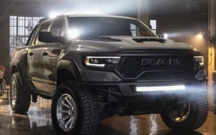 سباق غير متوقع يقلب موازين الأداء بين "رام" و"مرسيدس" (فيديو)