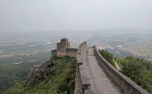 كيف تحول سور الصين العظيم إلى أطول مسار جليدي في آسيا؟ (فيديو)