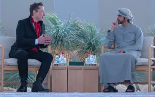 لقاء عفوي يجمع ولي عهد دبي بإيلون ماسك في جولة تسلا بدبي